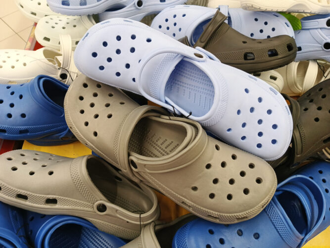 Crocs: Módní peklo na nohou, které ovládlo svět