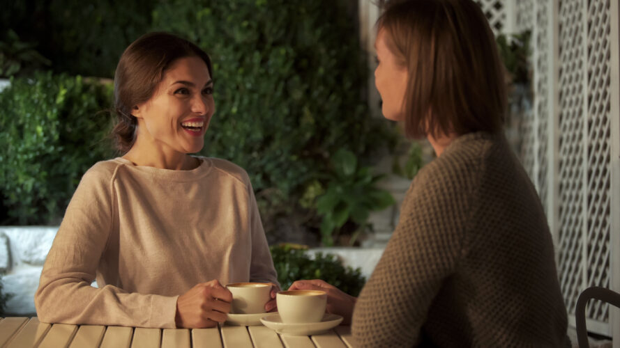 Skutečná podpora není potlesk v cíli, ale stát při lidech v jejich začátcích. Přečti si, proč je důležité podporovat přátele, jak to ovlivňuje jejich i tvůj úspěch a jak malá gesta mění životy.