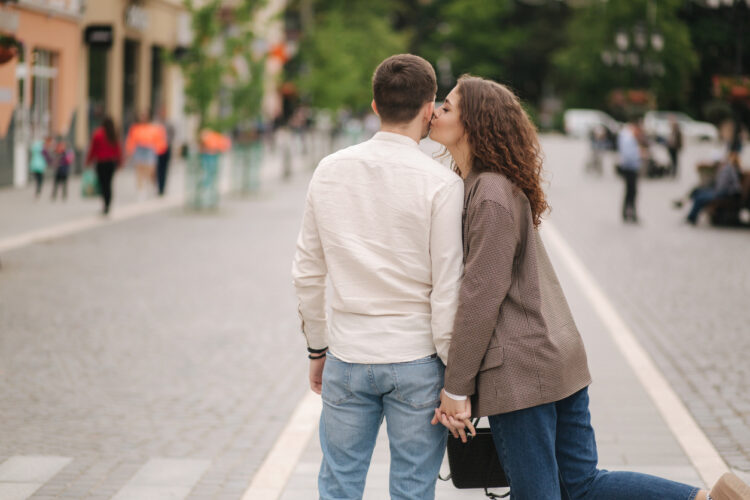 Zjisti 3 nejčastější chyby, které ti tiše zabíjejí vztah a jak zůstat ženou, ne jeho mámou, manažerkou ani mučednicí.