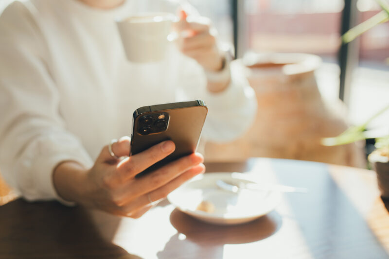 Tvoje energie je královská měna, ne akční zboží! Přestaň ji rozdávat zadarmo. Zjisti, jak nastavit osobní hranice, zbavit se syndromu hodné holky a chytře investovat svou sebehodnotu.